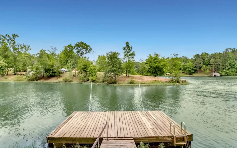 chic-lakeside-hideaway-08