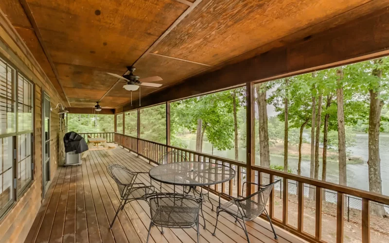 chic-lakeside-hideaway-12