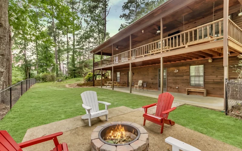 chic-lakeside-hideaway-24